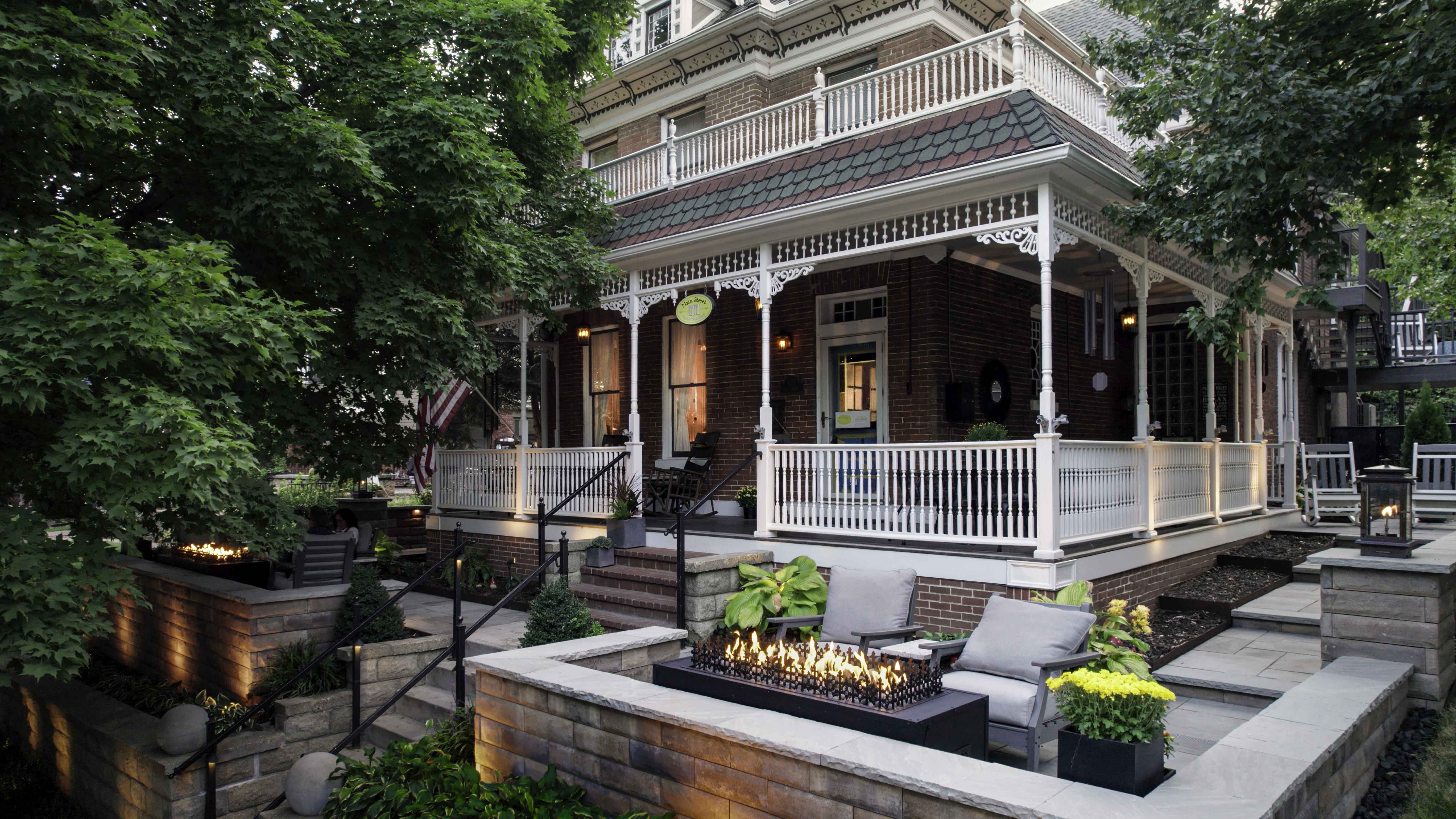 Main Street Inn - Patio Shot