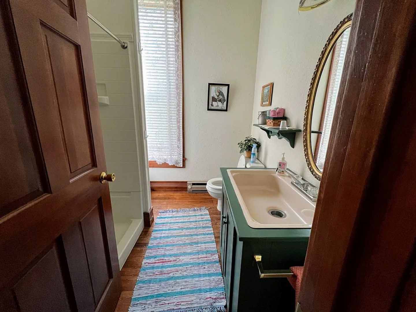 Recess Inn - History Room Bathroom