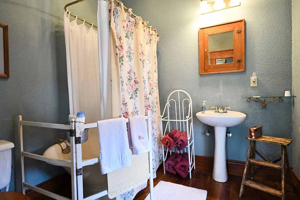 Recess Inn - Music Room Bathroom