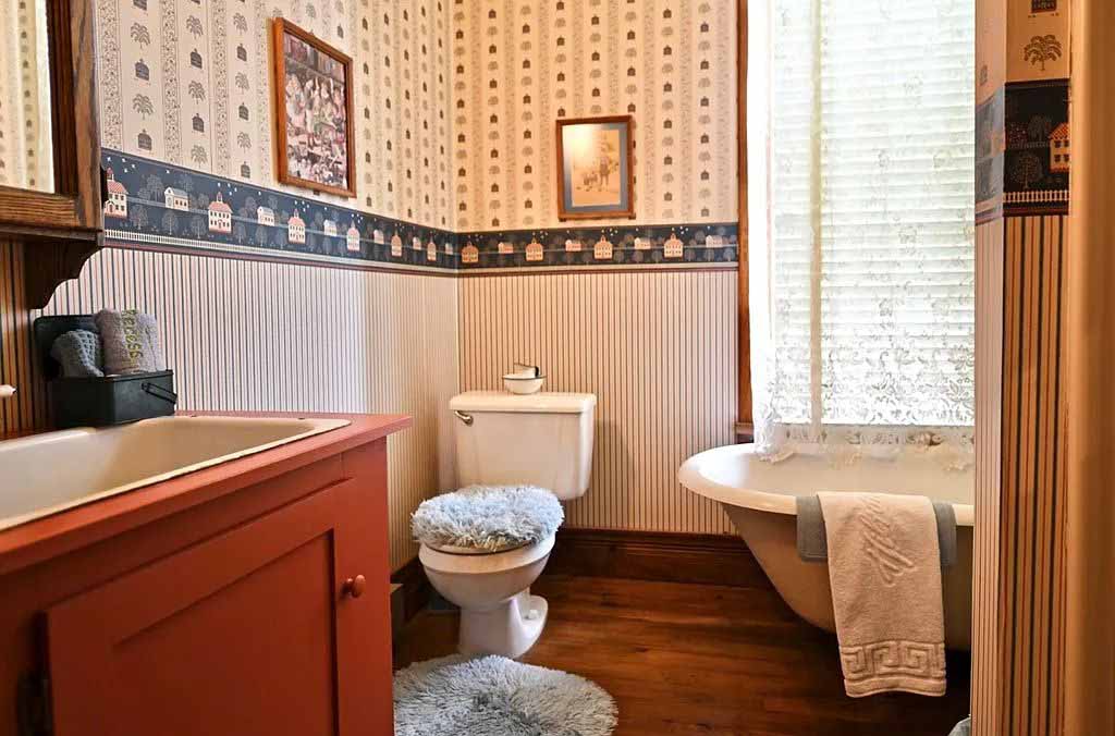 Recess Inn - Primary Room Bathroom