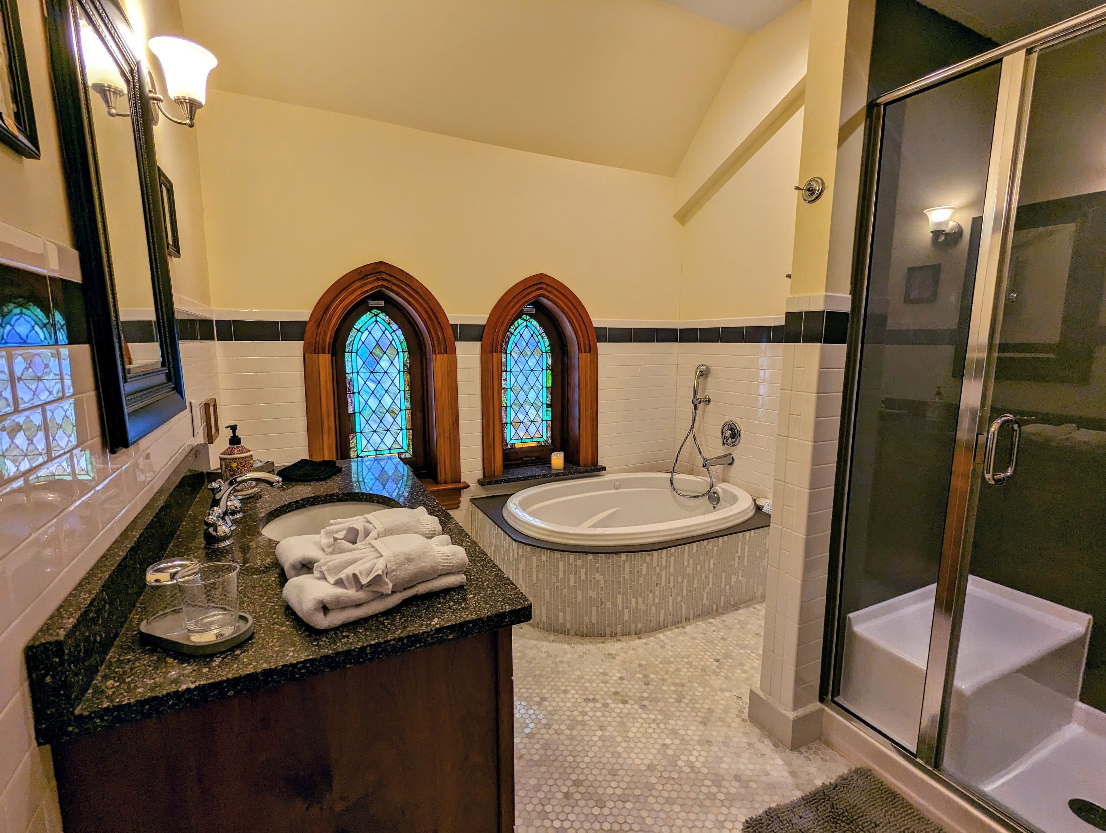 Gothic Heights - River Front Suite Bathroom