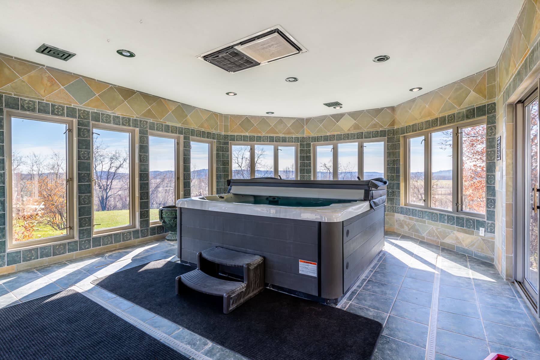 Jett Manor - Indoor Hot Tub
