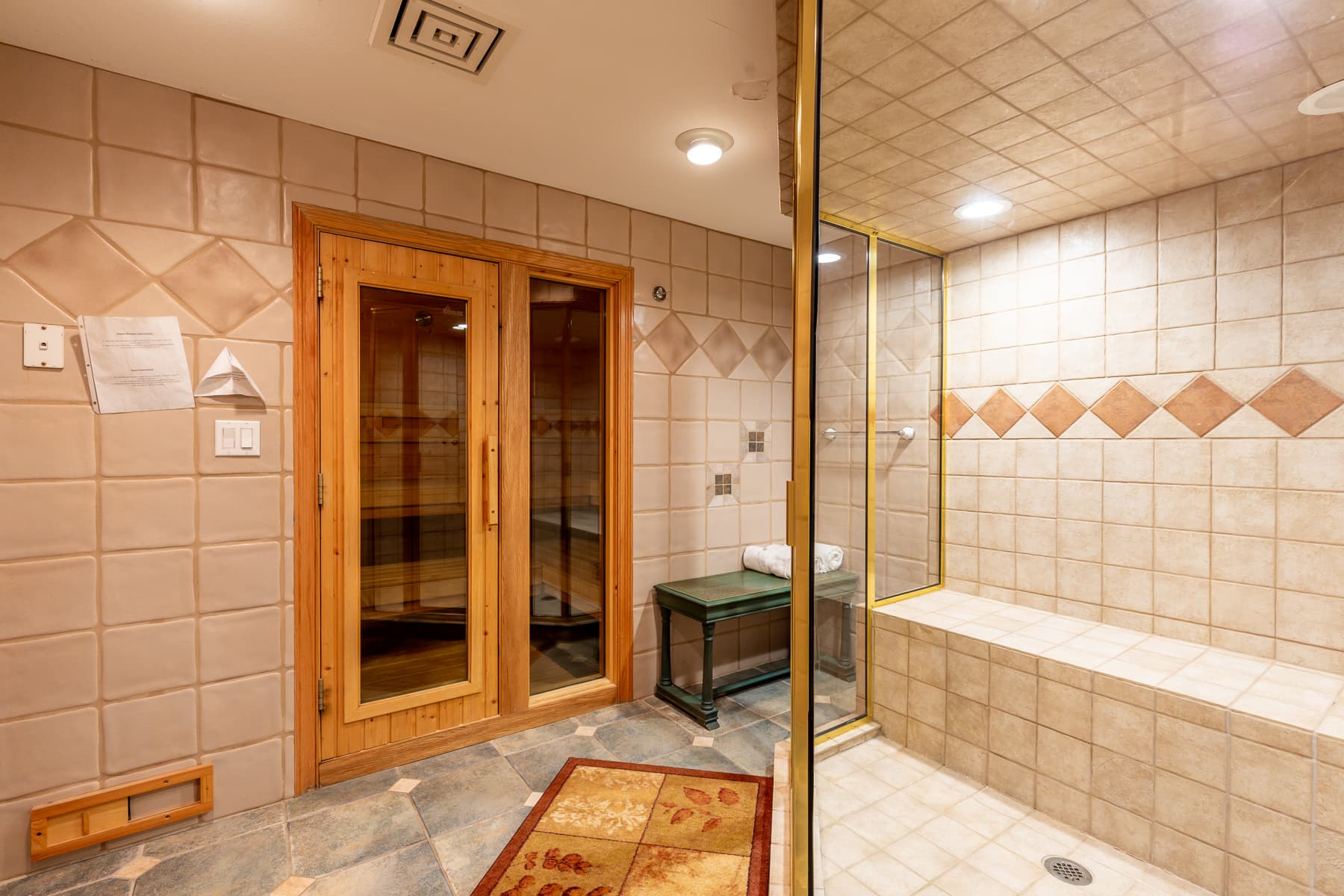 Jett Manor - Shower Room